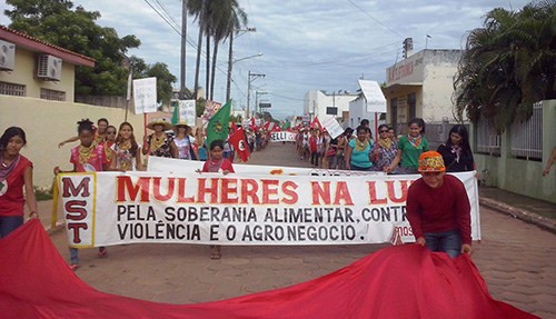 After marching through the city of Caceres, 300 women occupied a large estate.